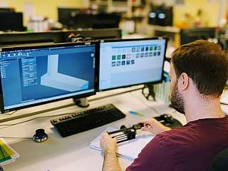 Auszubildender Technisches Produktdesign arbeitet an einem 3d-Modell